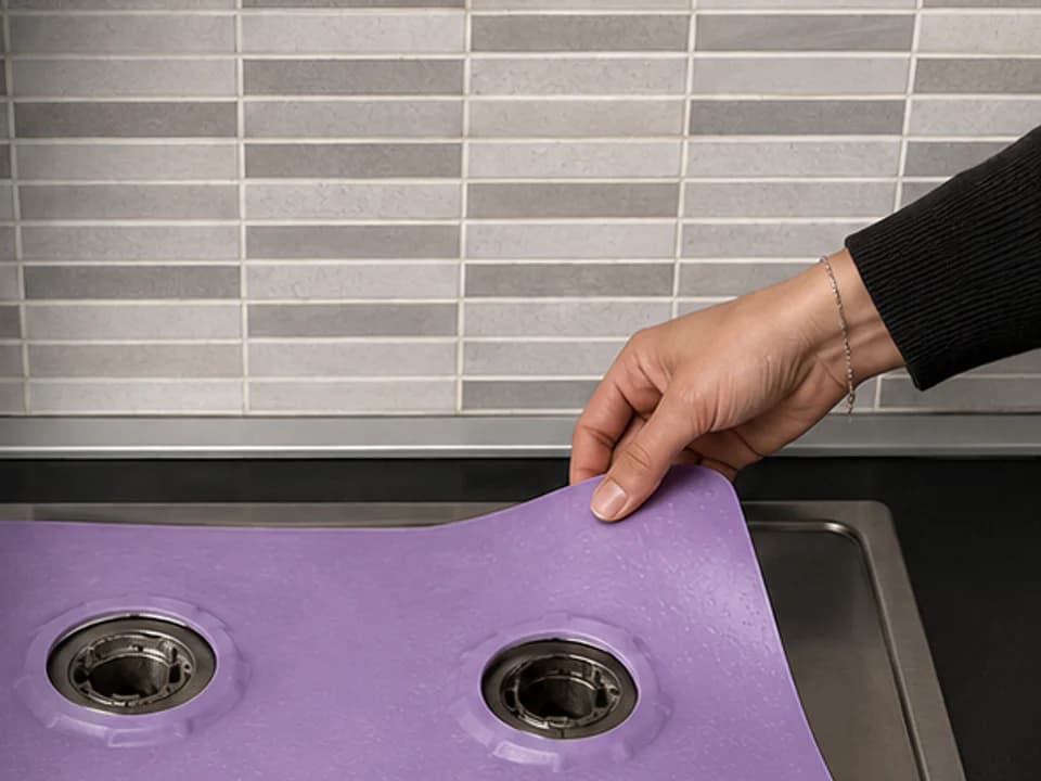 Gummio pulito viene riposizionato sul piano