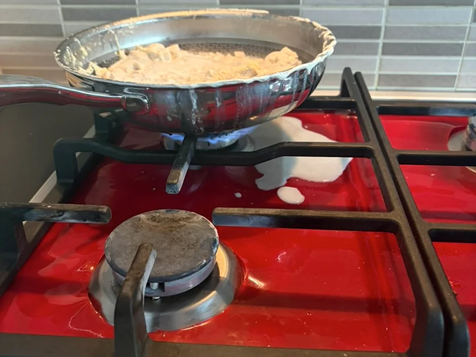 Gummio rosso durante un utilizzo reale in cucina